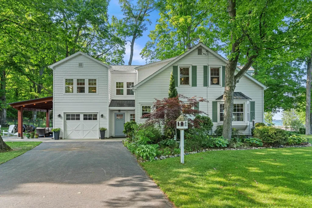 9714 SW Bay Shore Drive Elmwood Charter Township MI 49684