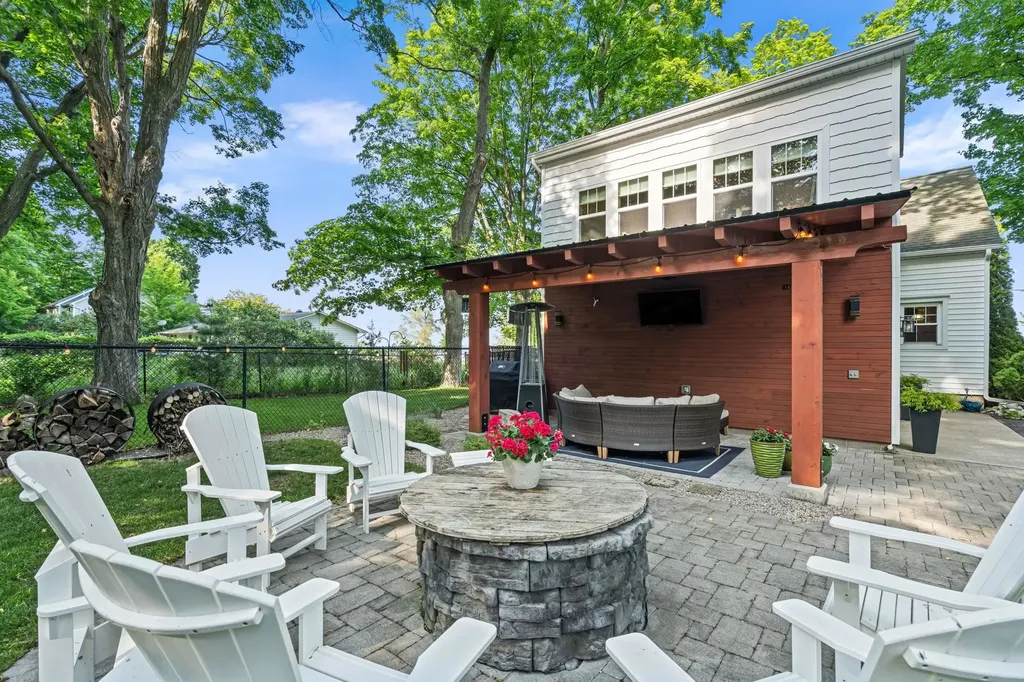 9714 SW Bay Shore Drive Elmwood Charter Township MI 49684