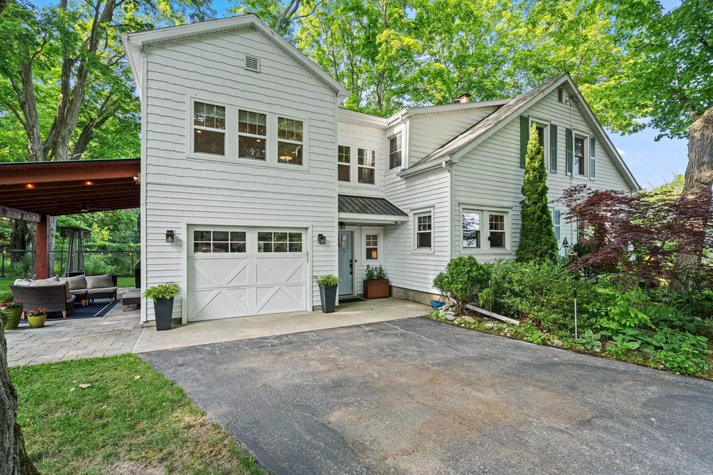 9714 SW Bay Shore Drive Elmwood Charter Township MI 49684