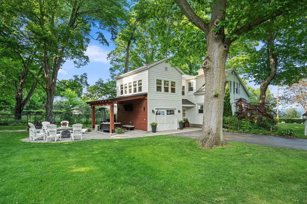 9714 SW Bay Shore Drive Elmwood Charter Township MI 49684