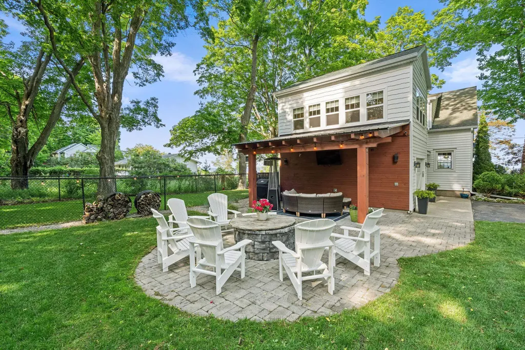 9714 SW Bay Shore Drive Elmwood Charter Township MI 49684