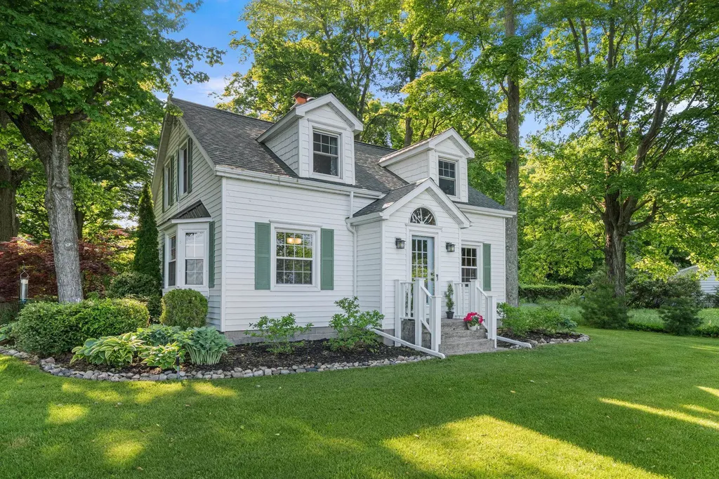 9714 SW Bay Shore Drive Elmwood Charter Township MI 49684