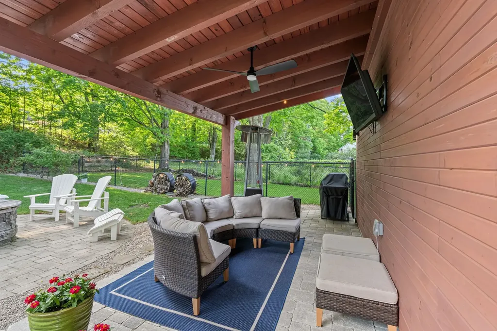 9714 SW Bay Shore Drive Elmwood Charter Township MI 49684