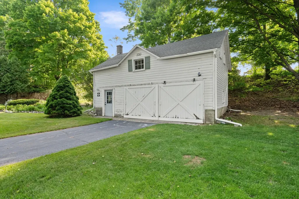 9714 SW Bay Shore Drive Elmwood Charter Township MI 49684