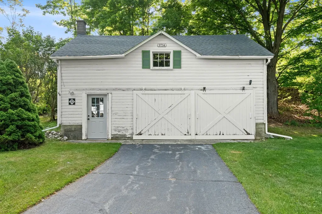 9714 SW Bay Shore Drive Elmwood Charter Township MI 49684