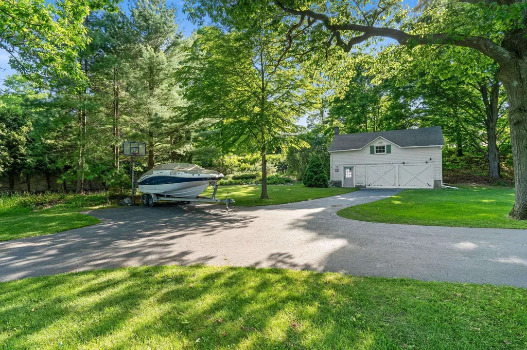 9714 SW Bay Shore Drive Elmwood Charter Township MI 49684
