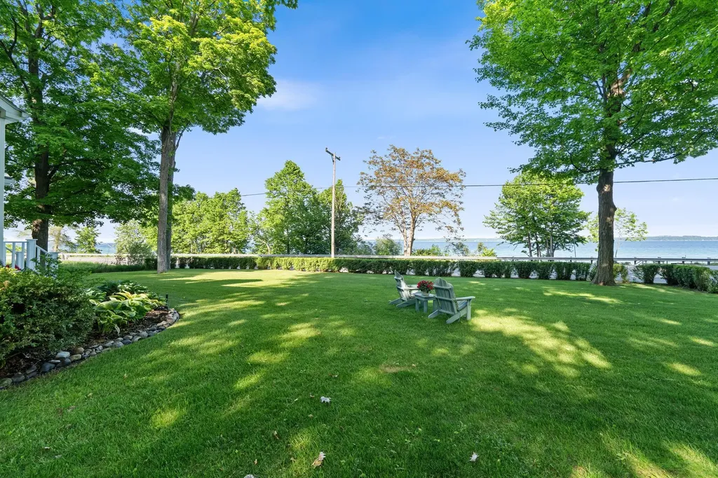 9714 SW Bay Shore Drive Elmwood Charter Township MI 49684