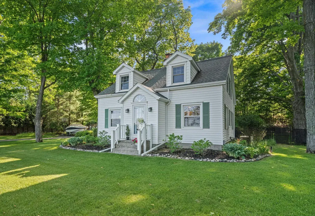9714 SW Bay Shore Drive Elmwood Charter Township MI 49684