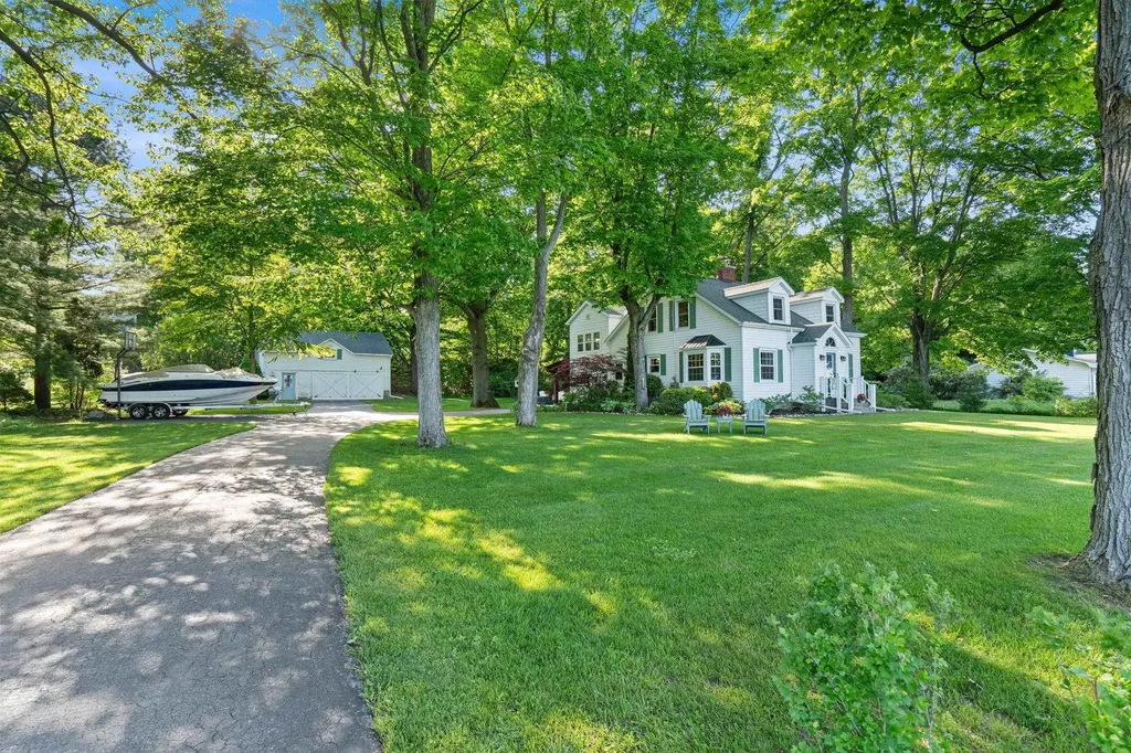 9714 SW Bay Shore Drive Elmwood Charter Township MI 49684