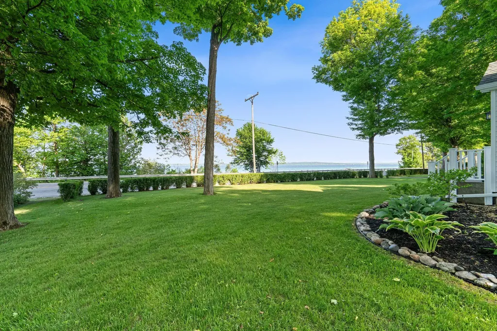 9714 SW Bay Shore Drive Elmwood Charter Township MI 49684