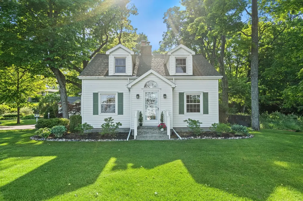 9714 SW Bay Shore Drive Elmwood Charter Township MI 49684