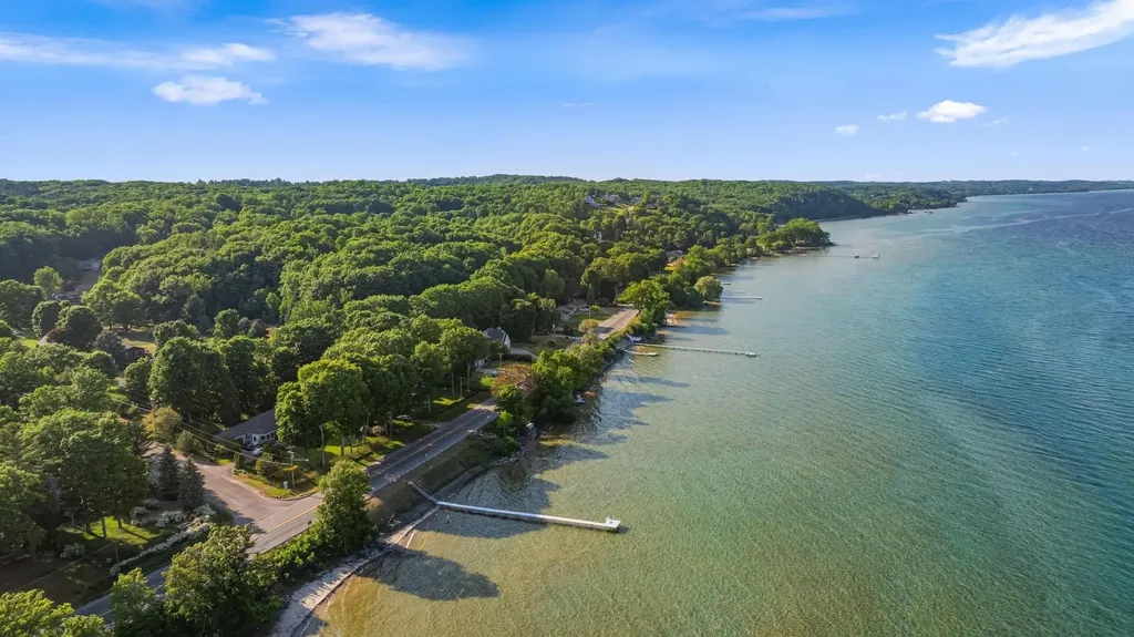 9714 SW Bay Shore Drive Elmwood Charter Township MI 49684