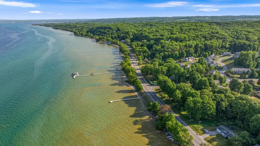 9714 SW Bay Shore Drive Elmwood Charter Township MI 49684