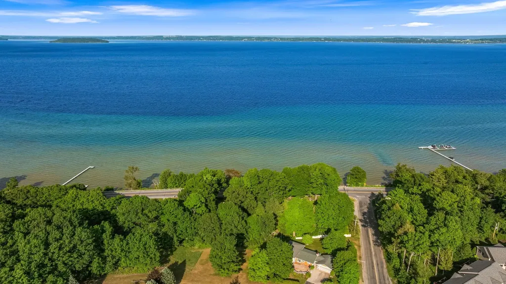 9714 SW Bay Shore Drive Elmwood Charter Township MI 49684