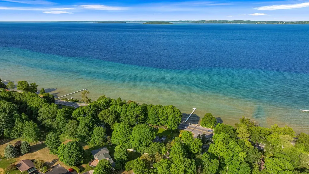 9714 SW Bay Shore Drive Elmwood Charter Township MI 49684