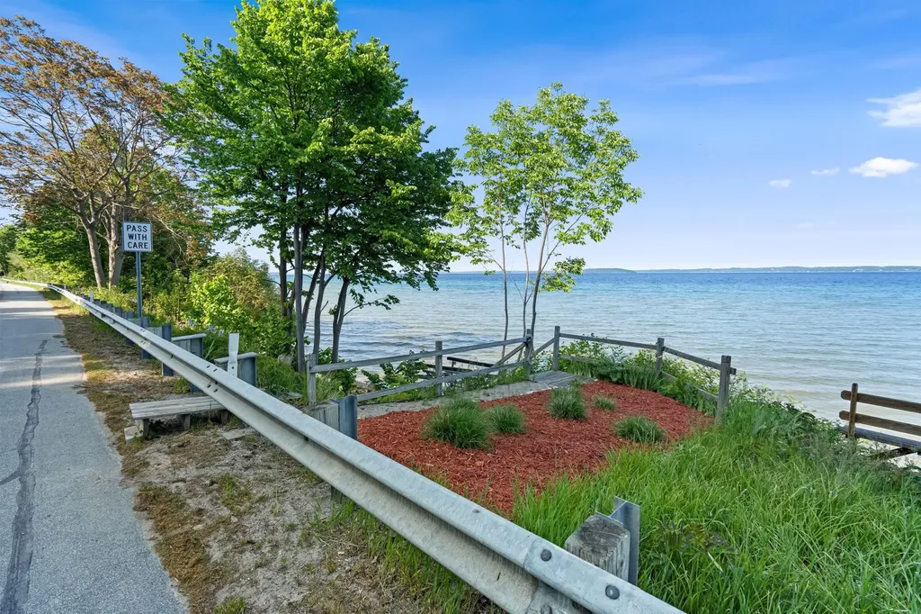 9714 SW Bay Shore Drive Elmwood Charter Township MI 49684