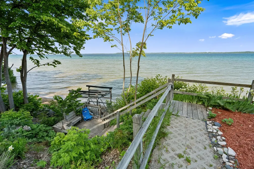 9714 SW Bay Shore Drive Elmwood Charter Township MI 49684