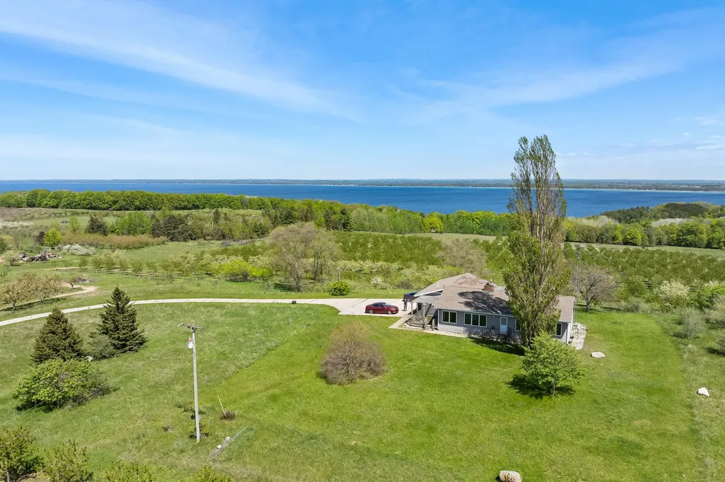 12586 Center Drive Peninsula Township MI 49686