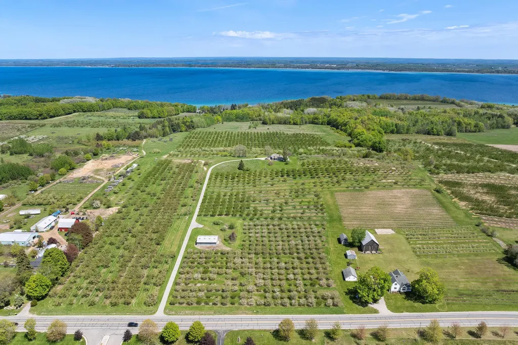 12586 Center Drive Peninsula Township MI 49686
