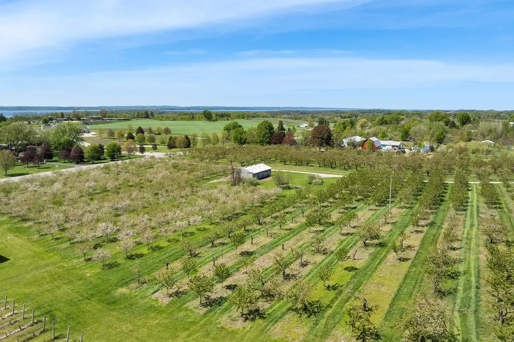 12586 Center Drive Peninsula Township MI 49686