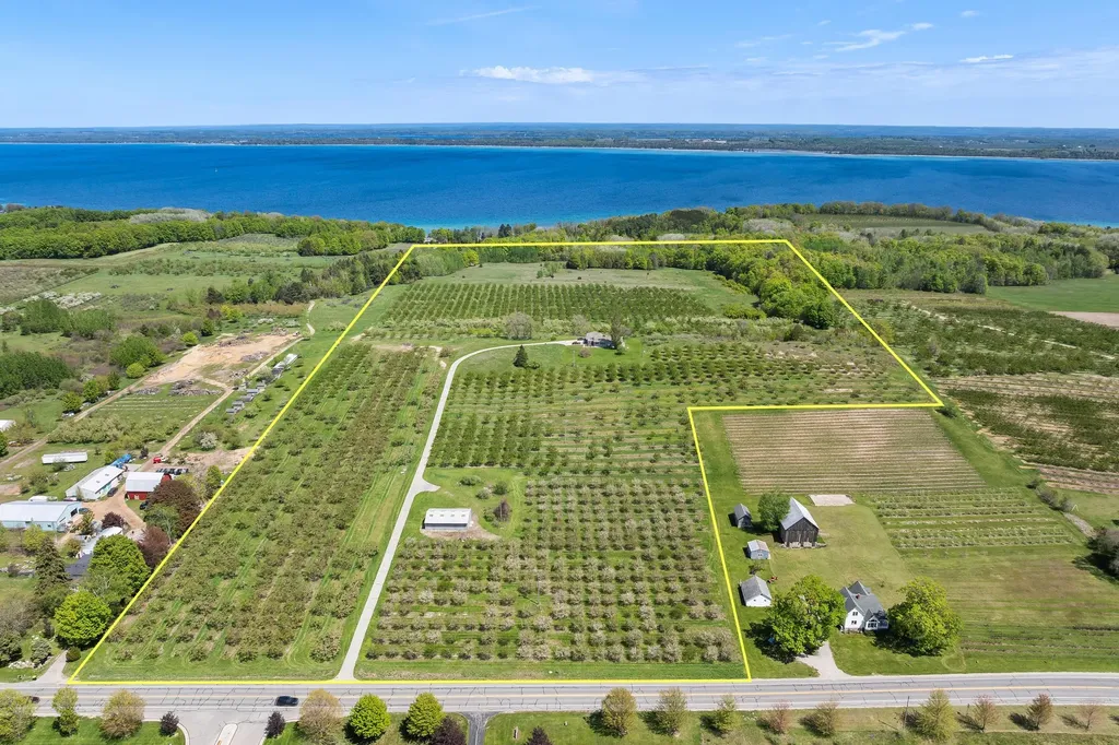 12586 Center Drive Peninsula Township MI 49686