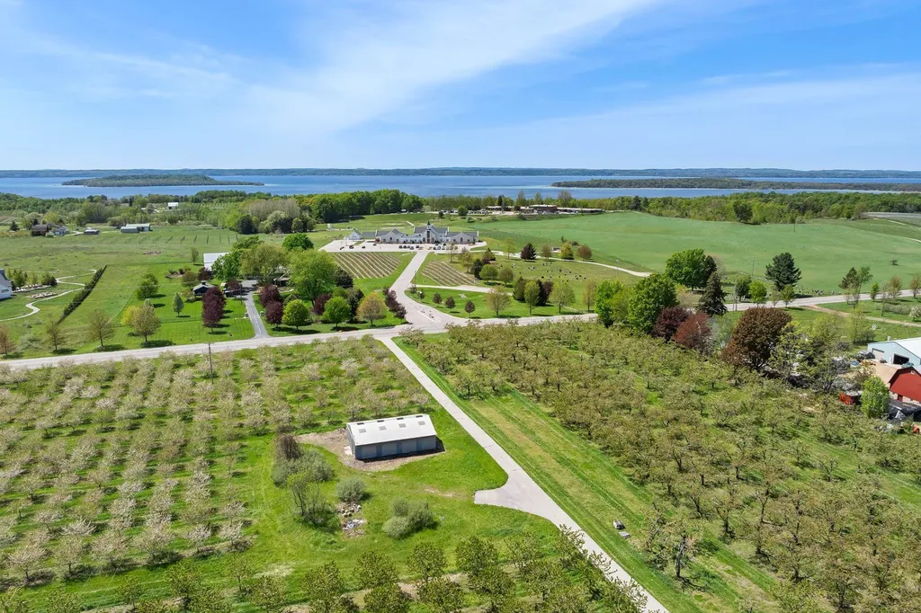 12586 Center Drive Peninsula Township MI 49686