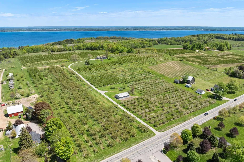 12586 Center Drive Peninsula Township MI 49686