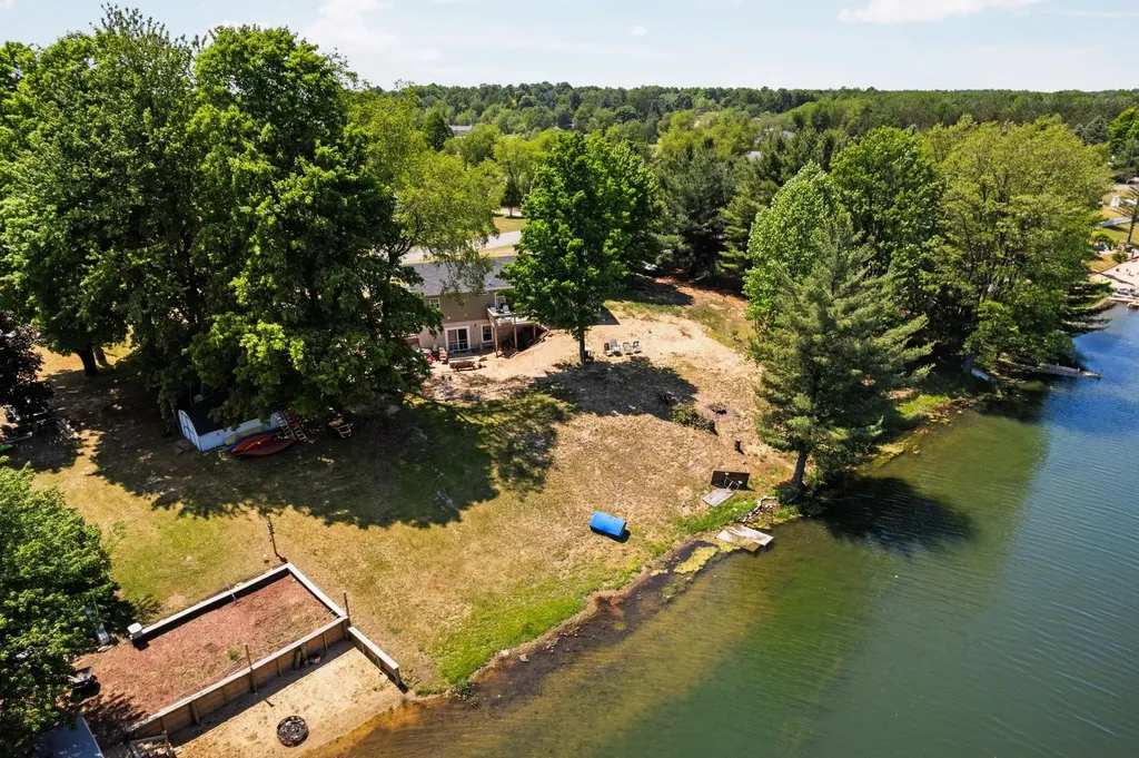 584 Gitchegumee Drive Hanover Township MI 49620