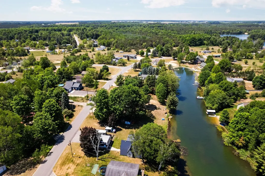584 Gitchegumee Drive Hanover Township MI 49620