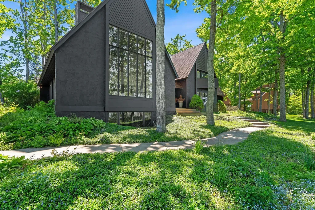 1425 Bay View Heights Bear Creek Township MI 49770
