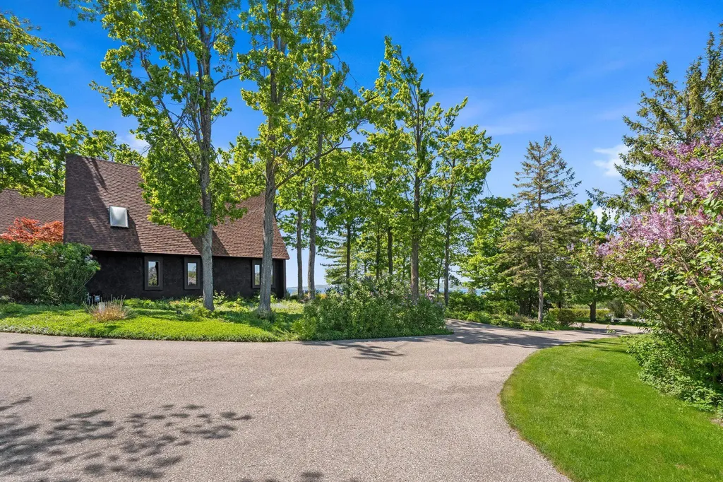 1425 Bay View Heights Bear Creek Township MI 49770