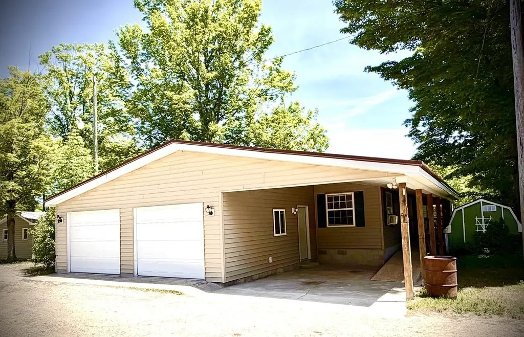 8614 Pete's Landing Banks Township MI 49729