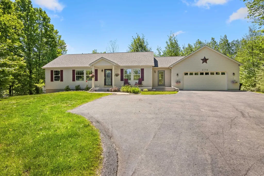2732 Hammond Highlands Drive East Bay Township MI 49686