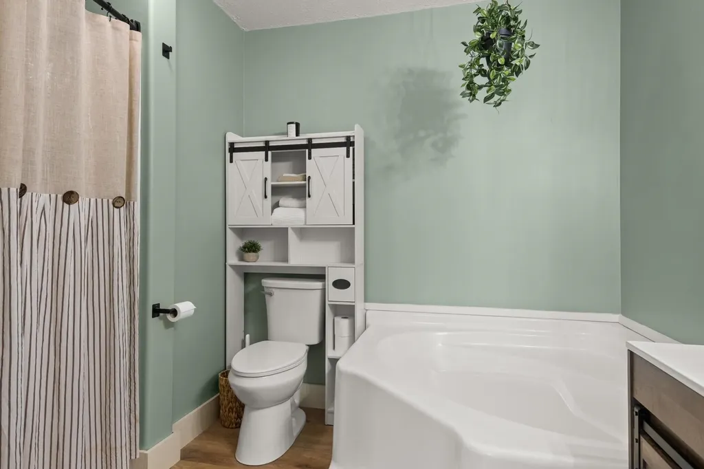 2732 Hammond Highlands Drive East Bay Township MI 49686