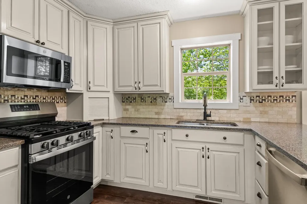 2732 Hammond Highlands Drive East Bay Township MI 49686