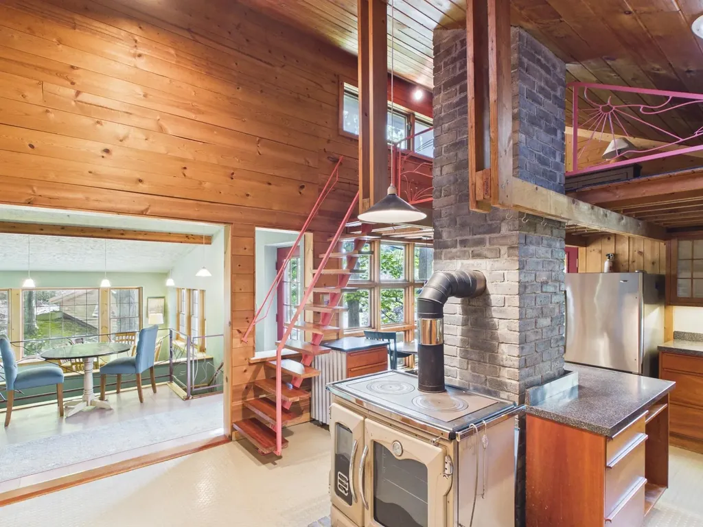 10953 E Pobuda Road Leelanau Township MI 49682