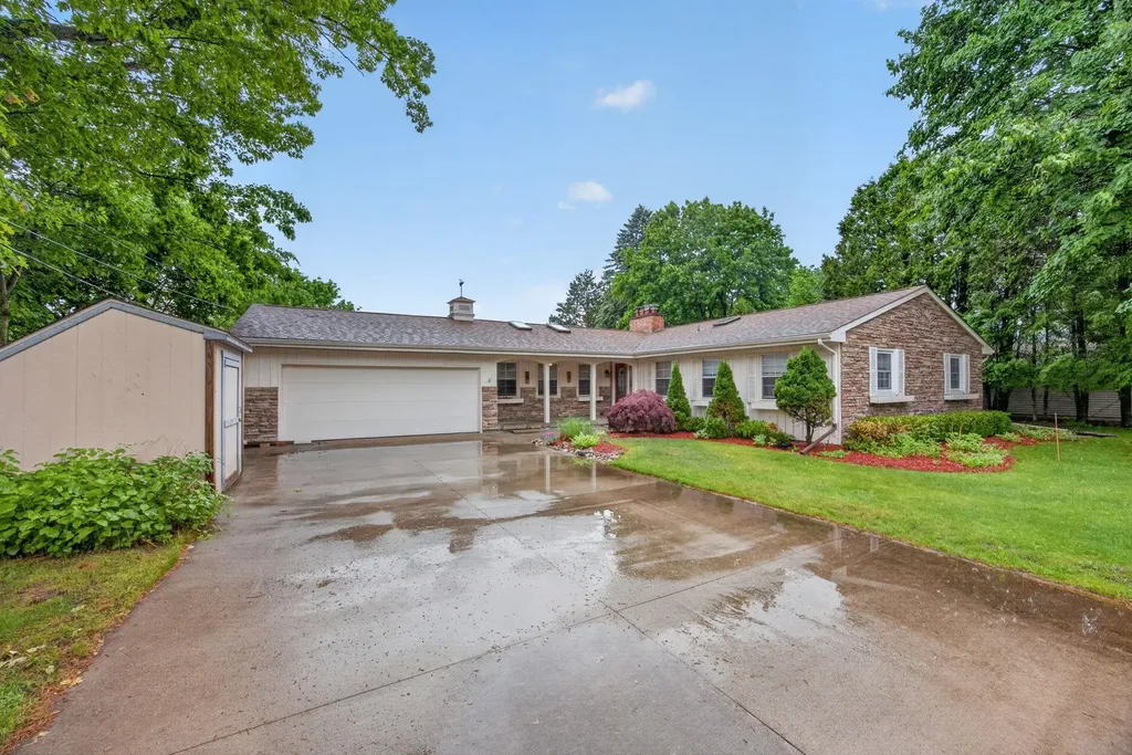 1020 Sunnyside Drive Cadillac City MI 49601