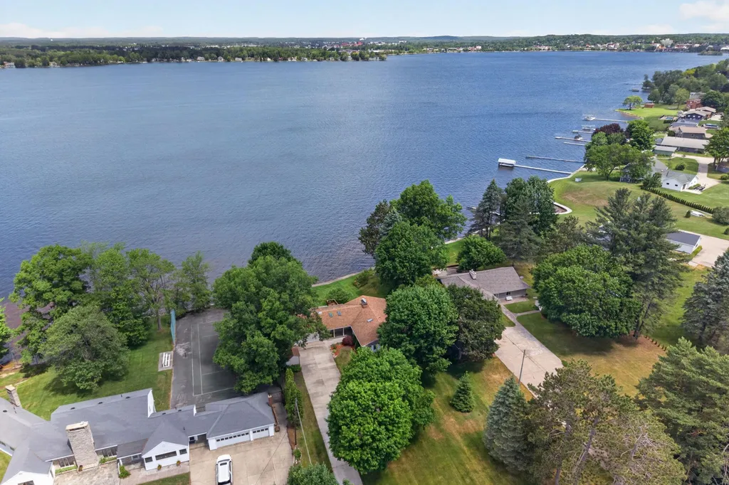 1020 Sunnyside Drive Cadillac City MI 49601