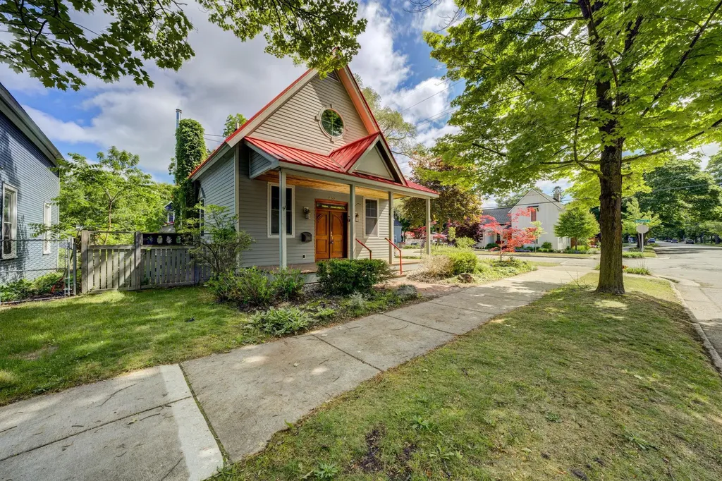 402 W Tenth Street Traverse City City MI 49684