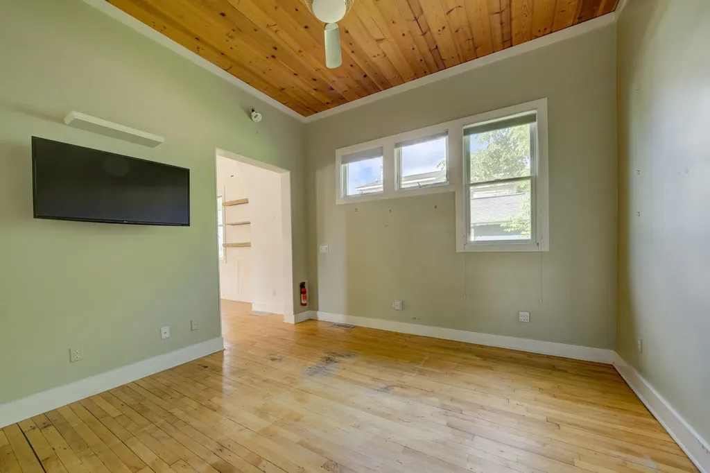 402 W Tenth Street Traverse City City MI 49684
