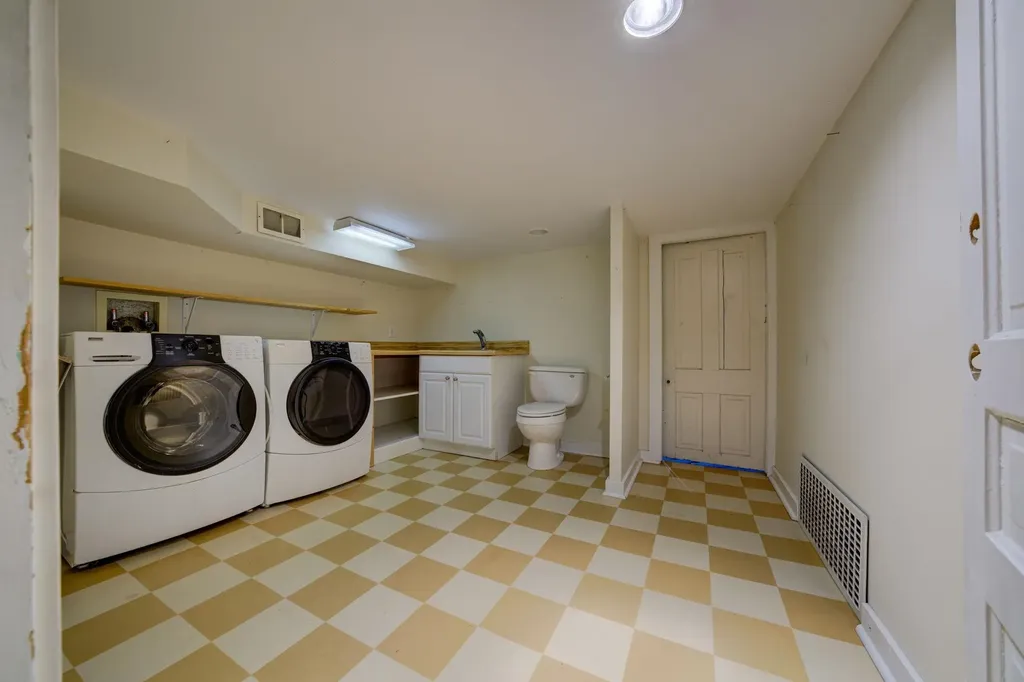 402 W Tenth Street Traverse City City MI 49684