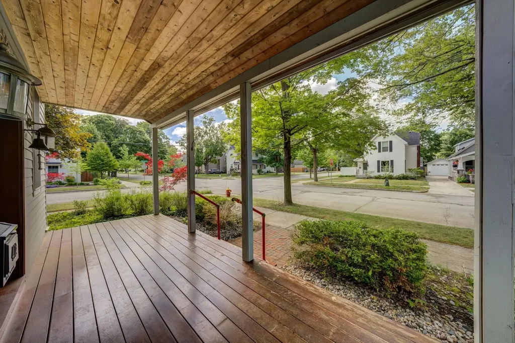 402 W Tenth Street Traverse City City MI 49684
