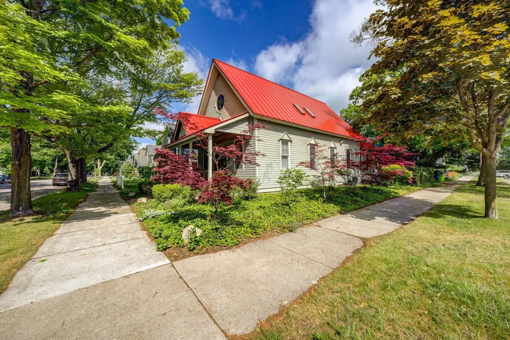 402 W Tenth Street Traverse City City MI 49684