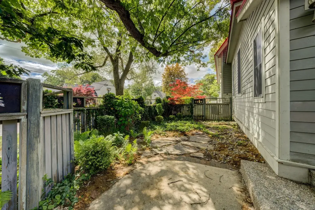402 W Tenth Street Traverse City City MI 49684