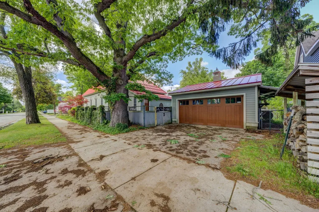 402 W Tenth Street Traverse City City MI 49684