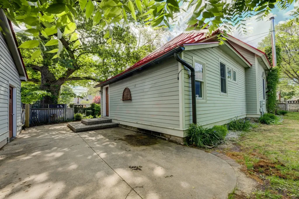 402 W Tenth Street Traverse City City MI 49684