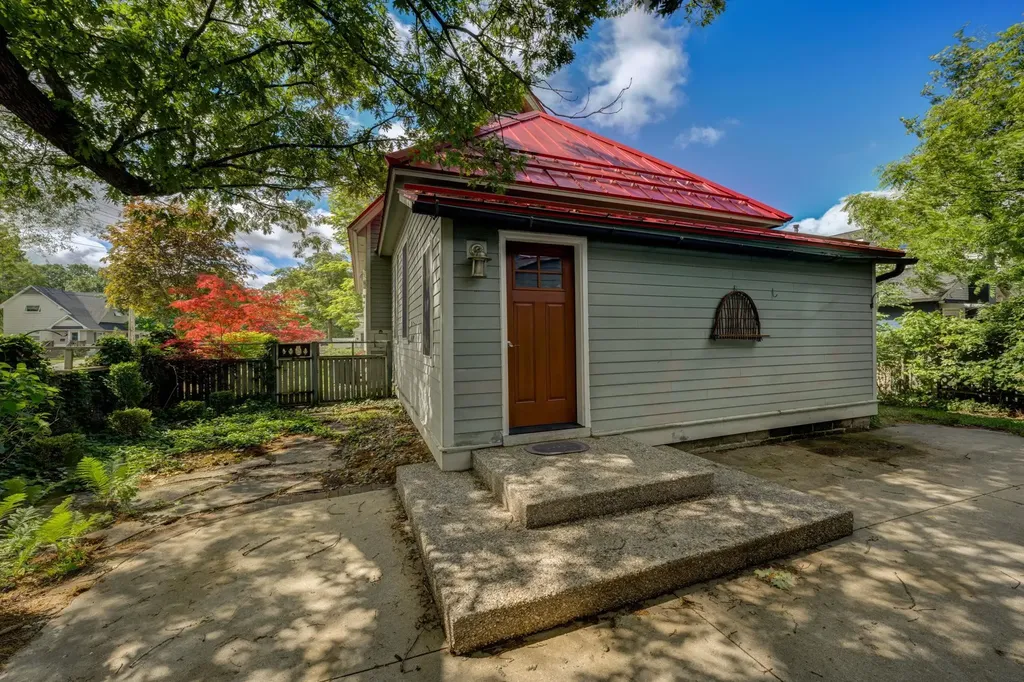 402 W Tenth Street Traverse City City MI 49684