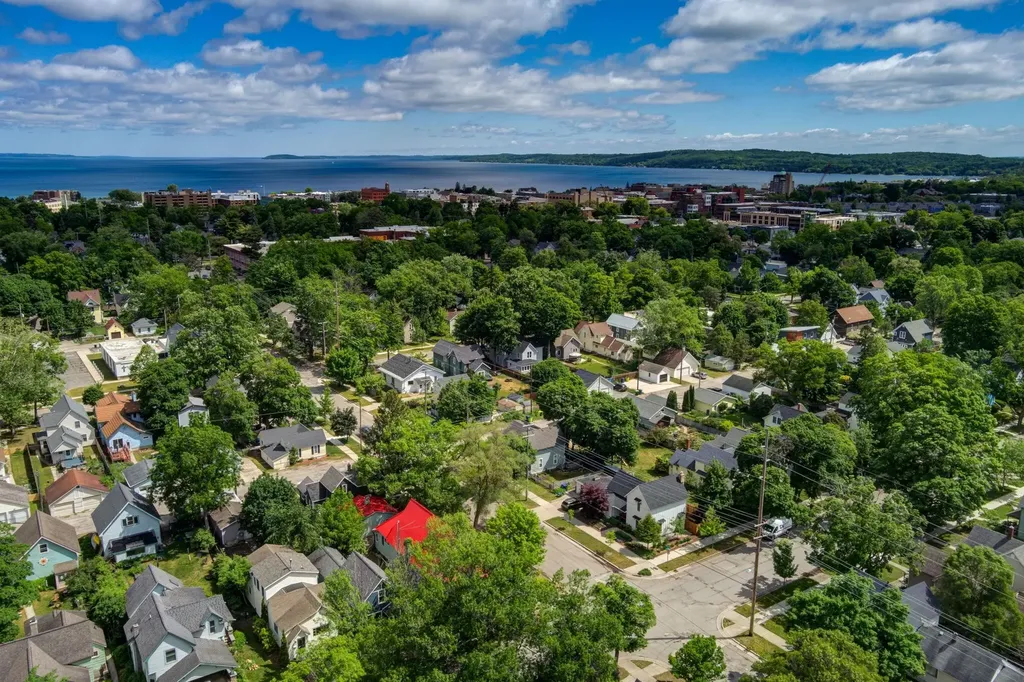 402 W Tenth Street Traverse City City MI 49684