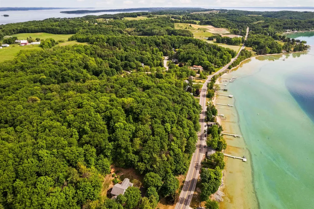 00 Center Road Peninsula Township MI 49686