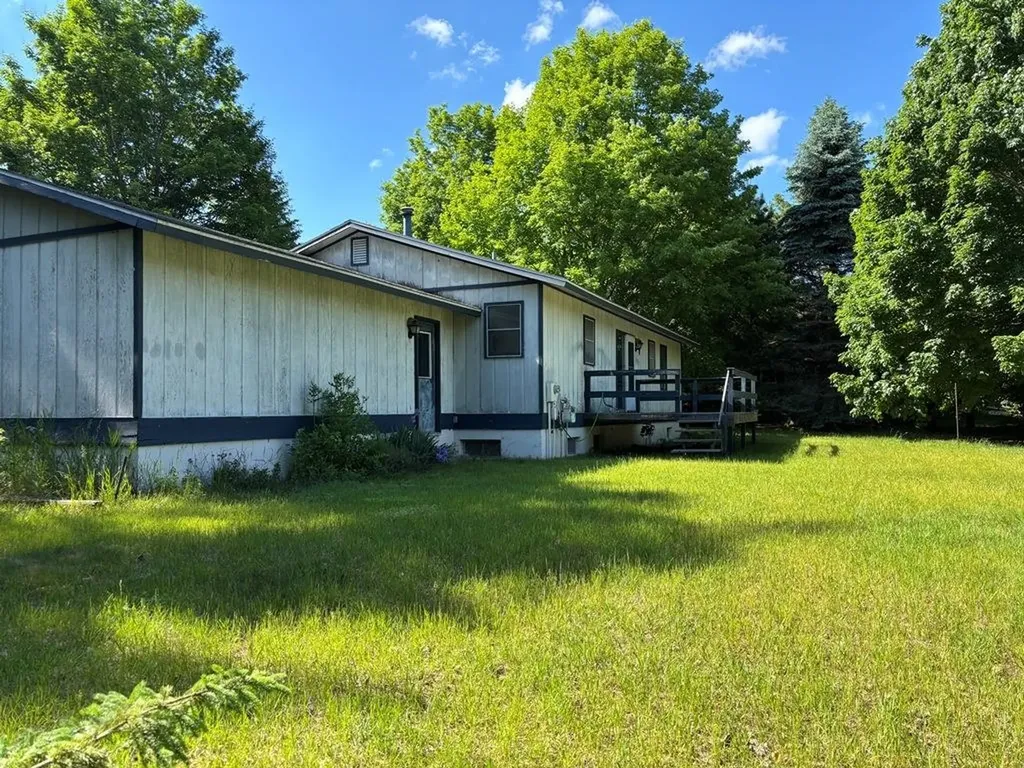 10009 E Lakeview Hills Road Elmwood Charter Township MI 49684